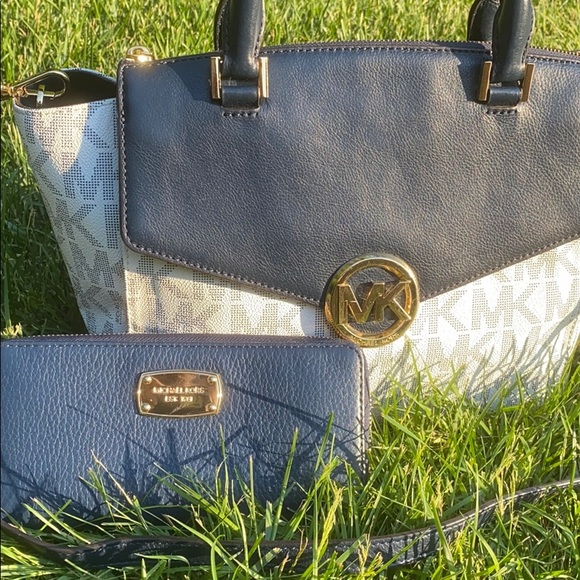 MICHAEL Michael Kors Handbags - Michael Kors Hudson Signature Satchel & Wallet Set